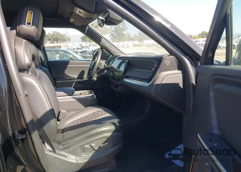 2025 Rivian R1S Adventure Dual Motor Large Pack/Adventure Dual Motor Max Pack z USA, uszkodzony, nr VIN 7PDSGBBA5SN055497